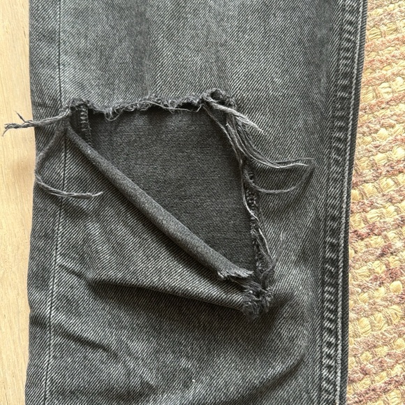 RILEY' DISTRESSED KNEE FRAY EDGE CROP DENIM JEANS IN BLACK
Size 24 - Picture 3 of 3